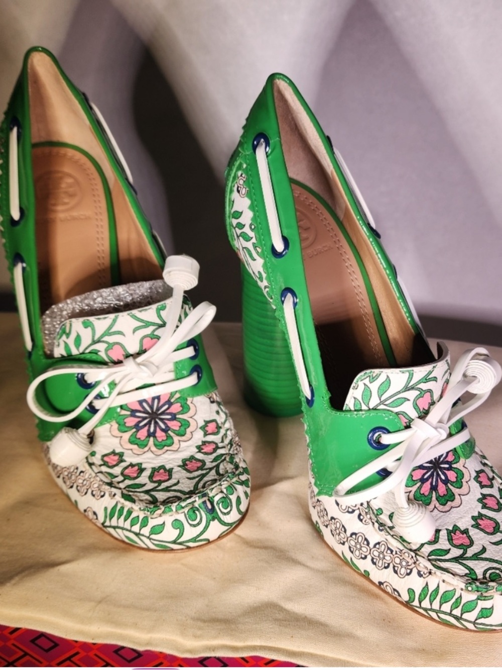 NEVER WORN Tory Burch Green and White Floral Lace-Up Heeled Pumps 7.5